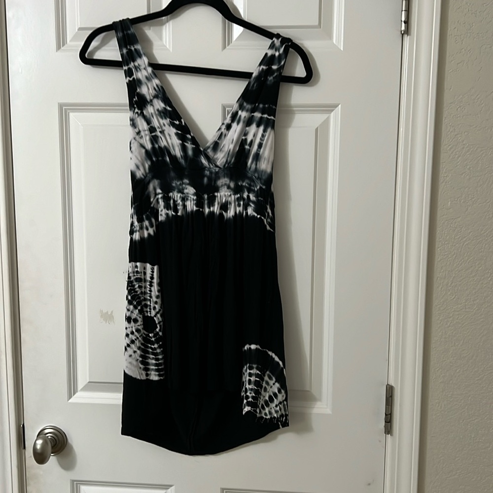 Tie dyde black and white top